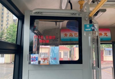 青島公交防疫箱獲神秘人持續“續貨”，濕巾暖心守護乘客健康